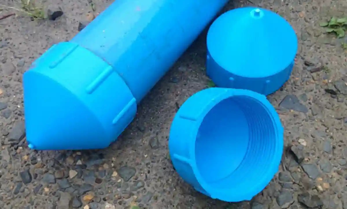 Różne rodzaje denek studziennych na tle ziemi – drewniane, gumowe i PVC