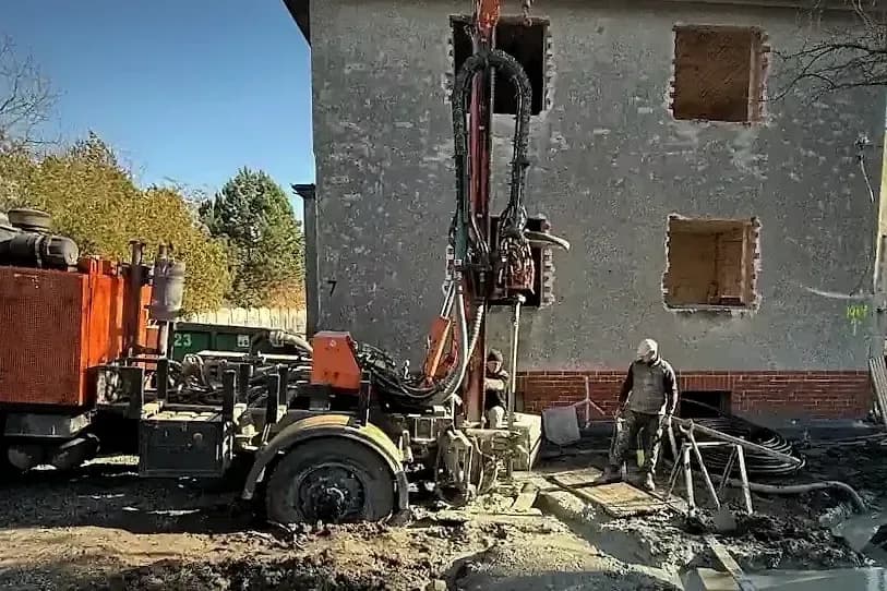 Wiertnica ustawiona przy budynku w Iwinach przed wykonaniem odwiertów pod dolne źródło pompy ciepła