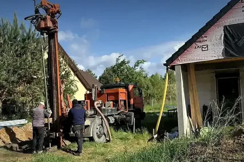 Prace wiertnicze pod dolne źródło gruntowej pompy ciepła przy budowanym domu w Ligocie