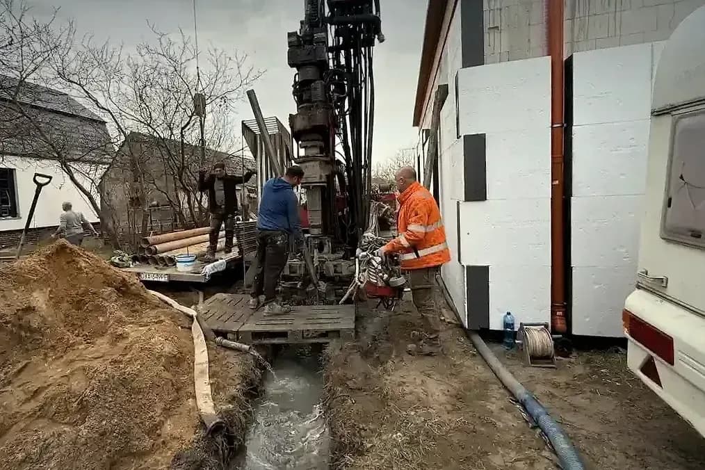 Wykonywanie odwiertu pod dolne źródło pompy ciepła przy domu w Rakowie
