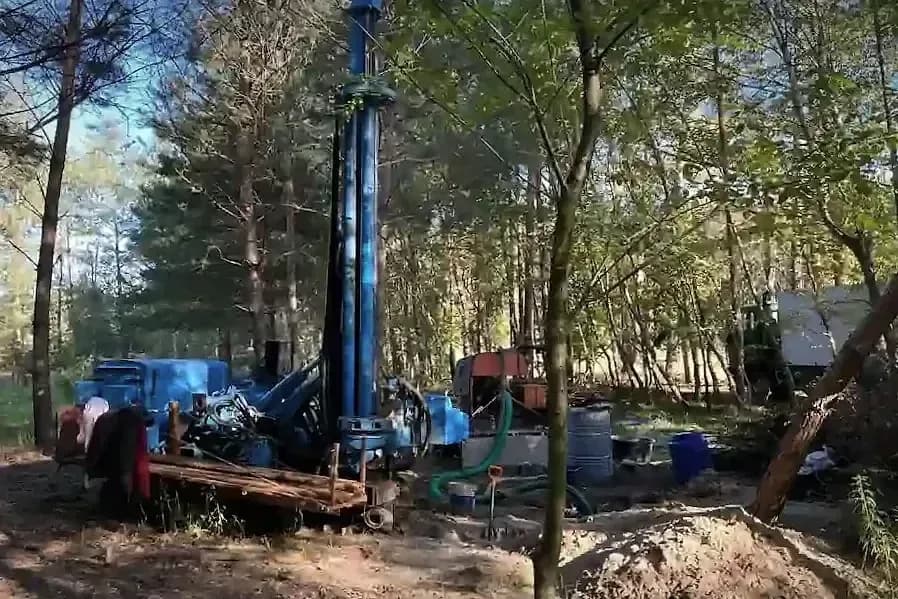 Przygotowanie do wiercenia studni głębinowej w Brzegu
