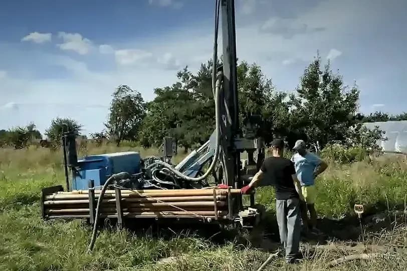 Wiertnica podczas wykonywania studni głębinowej w Zawoni